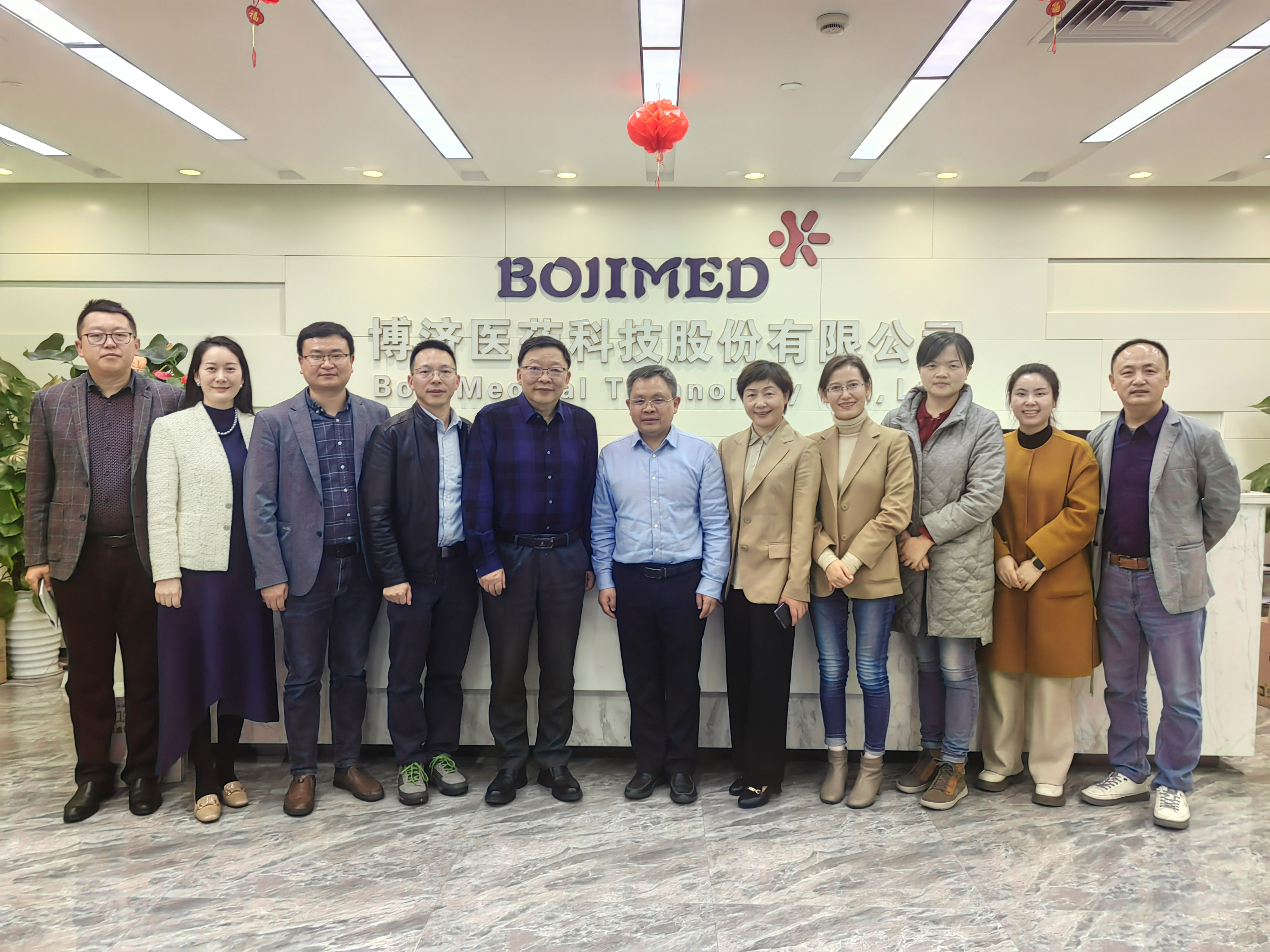 貴州醫(yī)科大學(xué)附屬醫(yī)院副院長陳騰祥一行赴博濟(jì)醫(yī)藥參觀座談